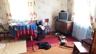 Погрожували вбити: на Чернігівщині двоє чоловіків побили та пограбували пенсіонерку