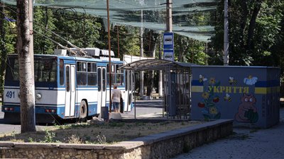 Зупинка громадського транспорту у середмісті Херсона
