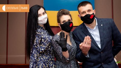 У рукавичках та масках: як на Львівщині пара побралася, не порушуючи умов карантину У рукавичках та масках: як на Львівщині пара побралася, не порушуючи умов карантину