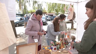 Ярмаркують серед міста: як на Рівненщині троє подруг збирають гроші на авто для ЗСУ