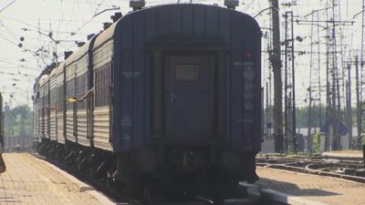 З Донеччини потягом евакуюються сотні людей З Донеччини потягом евакуюються сотні людей