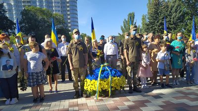 У Миколаєві вшанували пам'ять загиблих воїнів У Миколаєві вшанували пам'ять загиблих воїнів