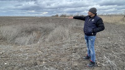 Уламки снарядів на згадку. Фермер з Миколаївщини розчищає поле від боєприпасів РФ Уламки снарядів на згадку. Фермер з Миколаївщини розчищає поле від боєприпасів РФ