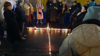У вікнах Харківської ОДА запалили свічки в пам'ять про жертв голодоморів У вікнах Харківської ОДА запалили свічки в пам'ять про жертв голодоморів