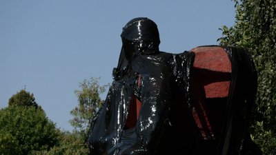 Пам'ятник в плівці: чому в Млинові на Рівненщині замотали меморіал, який підлягає декомунізації Пам'ятник в плівці: чому в Млинові на Рівненщині замотали меморіал, який підлягає декомунізації