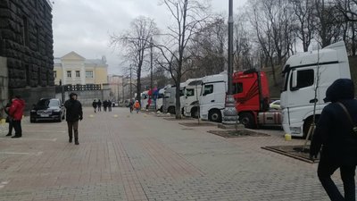 Протест міжнародних перевізників під Кабміном Протест міжнародних перевізників під Кабміном