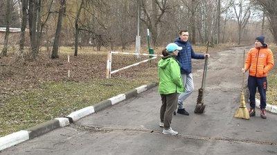 Працівники "Тенісної Академії" у Сумах вийшли на толоку Працівники "Тенісної Академії" у Сумах вийшли на толоку