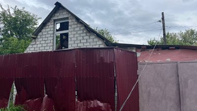 "Дерева повалені, вікна немає, собаки в паніці". Через удар по Дніпру пошкоджено притулок для тварин та приватні будинки "Дерева повалені, вікна немає, собаки в паніці". Через удар по Дніпру пошкоджено притулок для тварин та приватні будинки