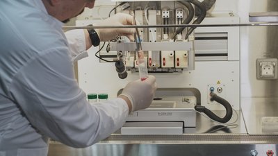 Науковець Каразінського Університету в Харкові працює на біопринтері