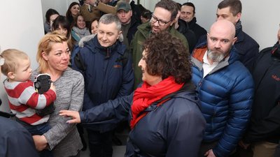 Пані-посол Великобританії Мелінда Сіммонс спілкується з переселенцями під час візиту до Львова 27 березня 2023 року