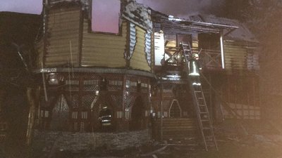 Горіло майже 140 м². У селі Пістинь на Франківщині пожежу в кафе гасили рятувальники і добровольці
