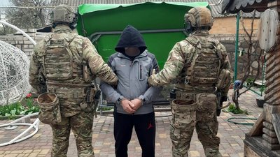 Поліцейські під час затримання підозрюваного