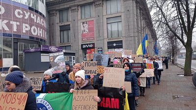 "Не мовчи! Полон вбиває". У Дніпрі рідні військових, які перебувають в полоні влаштували акцію "Не мовчи! Полон вбиває". У Дніпрі рідні військових, які перебувають в полоні влаштували акцію