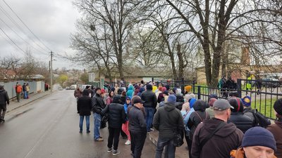 У Полтаві переселенцям роздають талони на покупку товарів у супермаркеті У Полтаві переселенцям роздають талони на покупку товарів у супермаркеті