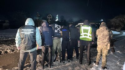 На Закарпатті затримали 4 порушників кордону. Трьох з них підозрюють в організації "подорожі"
