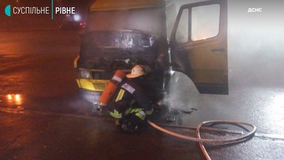 Вночі на залізничному вокзалі Рівного гасили бус Вночі на залізничному вокзалі Рівного гасили бус