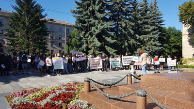 Просять дозволу обслуговувати клієнтів всередині – Рівному пікетують міськраду