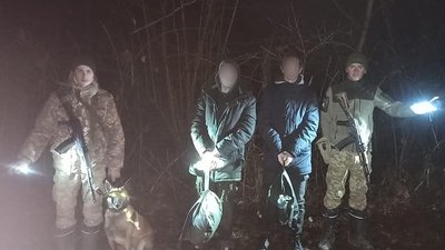 Біля кордону зі Словаччиною затримали дві групи людей, які намагались перетнути кордон Біля кордону зі Словаччиною затримали дві групи людей, які намагались перетнути кордон