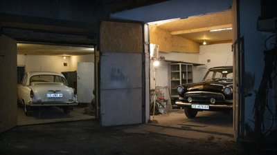 "Відреставрував "Волгу" в пам'ять про батька". Чернівчанин реставрує ретро-авто