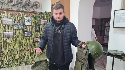 Безпілотник "Орлан-10" та трофеї з передової передали військові у музей Звягеля Безпілотник "Орлан-10" та трофеї з передової передали військові у музей Звягеля