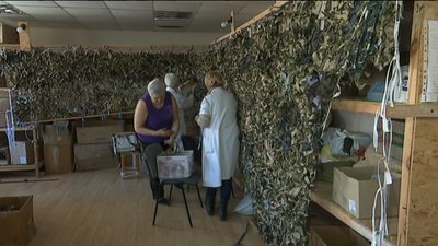 У Сумах просять допомоги волонтери, які плетуть маскувальні сітки для військових