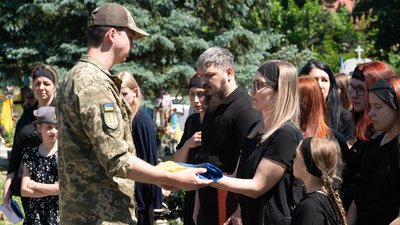 В Ужгороді попрощалися з полеглими захисниками Іваном Бородіним та Віктором Кущиком В Ужгороді попрощалися з полеглими захисниками Іваном Бородіним та Віктором Кущиком