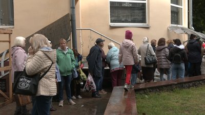 Безоплатні одяг та дитяче харчування: для переселенців та жителів у Черкасах працює доброчинна барахолка