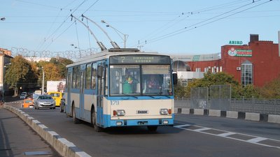 У Рівному водій тролейбуса спитав у копів про маски й отримав протокол