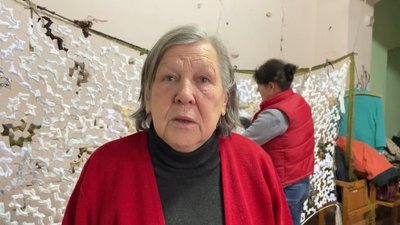 Волонтерка, яка народилася під час Другої світової, плете у Харкові маскувальні сітки на фронт Волонтерка, яка народилася під час Другої світової, плете у Харкові маскувальні сітки на фронт