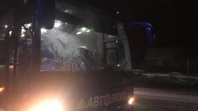 Вдруге за день: невідомі побили скло в автобусі "Автолюкса", який їхав до Чернігова
