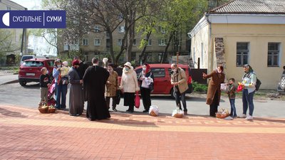 У Сумах християни східного обряду освячують Великодні кошики (ФОТО) У Сумах християни східного обряду освячують Великодні кошики (ФОТО)