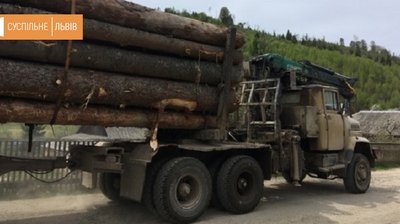 У Сколівському районі місцева громада перекриває дорогу для лісовозів У Сколівському районі місцева громада перекриває дорогу для лісовозів