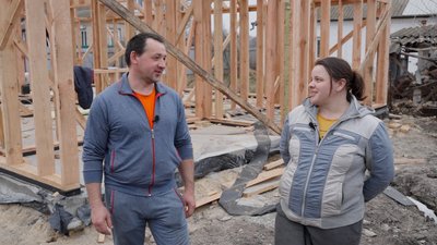 Родина Могильних на фоні будівництва нового будинку Родина Могильних на фоні будівництва нового будинку