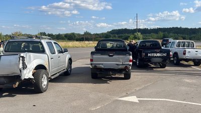 Продавав авто, які мали йти для ЗСУ. На Рівненщині СБУ затримала підприємця