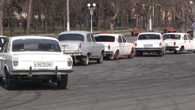 У Запоріжжі автолюбителі привітали жінок з прийдешнім святом