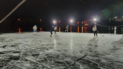 Частина Басів Кута у Рівному стала хокейним майданчиком. Хто там тренується Частина Басів Кута у Рівному стала хокейним майданчиком. Хто там тренується