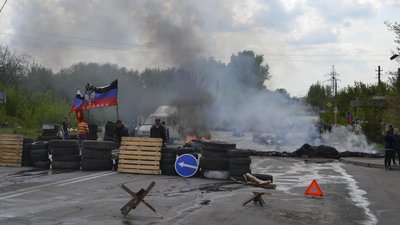 Дим від палаючих шин здіймається на блокпосту російських окупантів