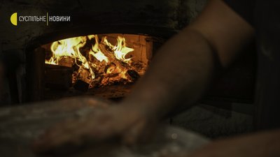 Польський пекар випікає хліб в Бучі Польський пекар випікає хліб в Бучі