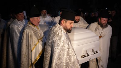 Священнослужителі несуть труну із тілом Філарета