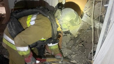Рятувальник розбирає завали у Дружківці