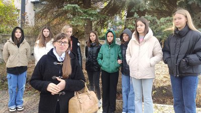 вчителька зі школярами вчителька зі школярами