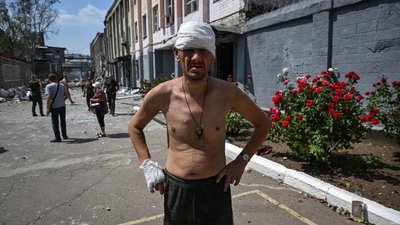 Поранений в’язень дивиться на місце розташування виправної колонії у Запоріжжі