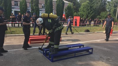 У Житомирі проходять змагання "Найсильніший пожежний-рятувальник"