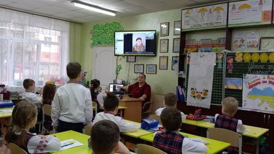 "Десант привітань". Школярі Херсона написали листівки українським військовим "Десант привітань". Школярі Херсона написали листівки українським військовим