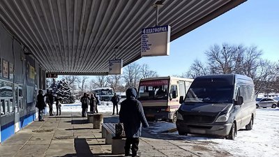 Через засніжені дороги з кропивницької автостанції не виїхали 15 автобусів Через засніжені дороги з кропивницької автостанції не виїхали 15 автобусів