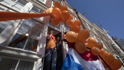 Нідерланди виходять з 4-місячного локдауну: запрацюють магазини та кафе