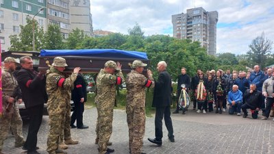 У Сумах попрощалися з військовослужбовцем Ярославом Стародубом У Сумах попрощалися з військовослужбовцем Ярославом Стародубом