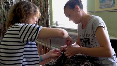 Плетуть сітки та крутять цигарки: як волонтерська організація з Одещини 9 років підтримує військових