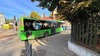Міський автобус повертає з проспекту Чорновола на площу 700-річчя Львова