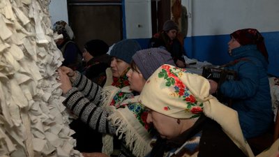 На Коропщині давні сохачівські щедрівки жінки співають за роботою і донині